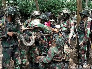 Aksi Marinir Makan Ular Saat Latihan Perang