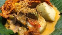 Diberi lauk rendang daging dan ditambah kering kentang, lontong sayur makin enak. Foto: Instagram@lina_wijaya