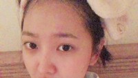 Lulusan sekolah seni ini tertangkap sedang makan es loli sebelum tidur. Nyamm! Foto: Instagram redvelvet_yeri