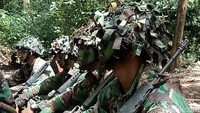 Pendidikan komando tersebut harus dijalani semua prajurit marinir. Dari mulai tahap dasar komando sampai ke tahap lintas medan yakni jalan kaki dari Banyuwangi hingga Surabaya sejauh 400 kilometer.