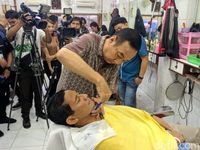 Sandiaga juga mencukur jenggot dan kumisnya