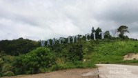 Apabila traveler ingin melihat pesona Mamuju dari ketinggian, bisa mampir ke Gunung Anjoro Pitu. Dari sana tampak keseluruhan Mamuju yang indah bukan main. Termasuk juga tulisan besar Mamuju City (basri bachtiar/dTraveler) 