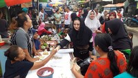 Suranya didapat berkat dirinya sering blusukan ke berbagai desa di Brebes. Begini gayanya saat blusukan di sebuah pasar yang ada di Kabupaten Tegal. Foto: Instagram kusumaparamithawidya