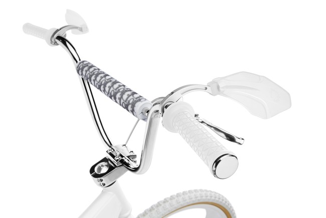 Sepeda keluaran Dior dan produsen BMX asal Prancis ini dijual terbatas. Hanya ada 150 buah yang diproduksi. Harga resminya sendiri belum diketahui pasti. Namun, koleksi terdahulu dibanderol seharga US$ 4.700 atau hampir mencapai Rp 70 jutaan. Bukan tidak mungkin harga edisi terbarunya akan lebih mahal. (Foto: Dok. Dior)