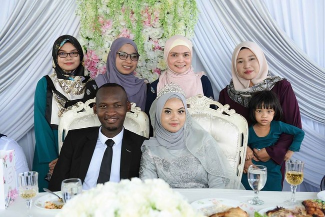 Pasangan ini mengikat janji suci pernikahan pada Jumat (26/4/2019) di hadapan teman dan keluarga mereka. Meskipun Fila telah menerima beberapa komentar negatif tentang pernikahannya karena perbedaan ras dan budaya, dia mengatakan tidak keberatan karena siapa pun yang dekat dengan Adama akan tahu bahwa suaminya adalah orang baik dari keluarga yang baik. Foto: Facebook