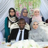 Pasangan ini mengikat janji suci pernikahan pada Jumat (26/4/2019) di hadapan teman dan keluarga mereka. Meskipun Fila telah menerima beberapa komentar negatif tentang pernikahannya karena perbedaan ras dan budaya, dia mengatakan tidak keberatan karena siapa pun yang dekat dengan Adama akan tahu bahwa suaminya adalah orang baik dari keluarga yang baik. Foto: Facebook