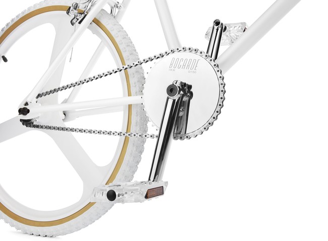 Dalam keterangan resmi dari Dior, produk ini diklaim mengombinasikan teknik terdepan dalam pembuatan sepeda yang terinspirasi dari model moto-cross dengan estetika desain warisan Dior. Material yang digunakan pun berkualitas tinggi dengan sentuhan akhir berupa chrome dan besi yang secermalang mutiara. (Foto: Dok. Dior_