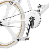 Dalam keterangan resmi dari Dior, produk ini diklaim mengombinasikan teknik terdepan dalam pembuatan sepeda yang terinspirasi dari model moto-cross dengan estetika desain warisan Dior. Material yang digunakan pun berkualitas tinggi dengan sentuhan akhir berupa chrome dan besi yang secermalang mutiara. (Foto: Dok. Dior_