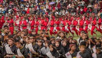 Begini penampakan 5 ribu pelajar yang tumpah ruah mengikuti tari Jaranan. ANTARA FOTO/Mohammad Ayudha.