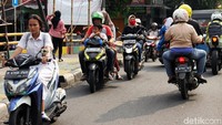 Beberapa pengendara juga nampak tak menggunakan alat keselamatan berkendara seperti helm.