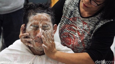 Sandiaga Cukur Rambut, Kumis dan Jenggot di Glodok