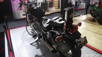 Presiden RI Kedua yang menjabat periode 1967 hingga 1998, sebelumnya  bnyak yang menduga bila itu adalah motor Harley Davidson, dalam deskripsi yang terpampang pada motor, moge tersebut Suzuki VS 400 Intruder kesayangan Soeharto. Foto: Pradita Utama