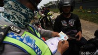 Karena melanggar aturan, surat tilang pun siap dilayangkan.