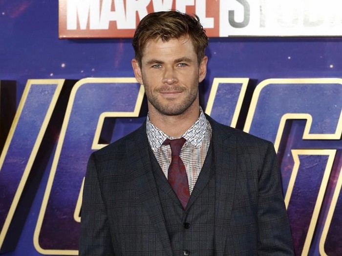 Hot Daddy! Serunya Chris Hemsworth Bantu Kemas Makanan di 