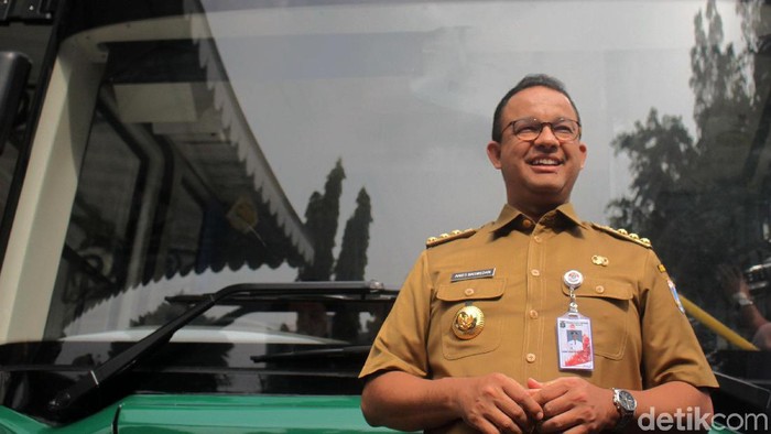 Gubernur DKI Jakarta Anies Baswedan mulai menguj coba bus listrik milik Transjakarta. Anies mencoba bus tersebut dari Balai Kota ke Bundaran HI.