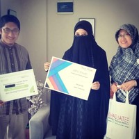 Selain cadar, ada beberapa produk yang dijual di Khadeeja Charity Store yaitu khimar, sarung tenun, hingga buku-buku tulisan Peggy Melati Sukma seperti Kujemput Engkau di Sepertiga Malam dan Ya Rabbanaa Aku Ingin Pulang. Foto: Instagram/PeggyMelatiSukmaKhadija