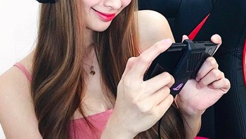 Tampak ia memainkan game dengan ponsel gaming gahar ROG Phone. Ia memang menjadi brand ambassador Asus ROG untuk wilayah Filipina. Foto: istimewa