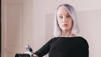 Semua foto tersebut adalah hasil editan seorang wanita bernama Flora Borsi yang juga aktif sebagai fotografer. Dok. Instagram/floraborsiofficial