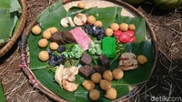 Berbagai makanan khas di daerah tersebut juga menjadi daya tarik lain. Kuliner khas seperti ciwel, rangin, rasikan, kelepon, hingga keripik kulit singkong bisa dinikmati sembari menghabiskan waktu di tempat-tempat wisata itu (Rinto/detikcom)  