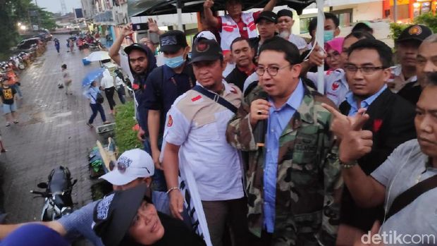 Berjaket Loreng, Fadli Datangi Lokasi Baliho Prabowo yang Batal Diturunkan