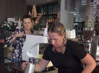 Cetak Rekor Dunia, Barista Ini Racik 420 Cangkir Cappuccino Dalam Sejam