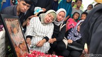 Ia bahkan terlihat lemas dan bersandar pada putrinya saat berdoa di sebelah makam Eddy.