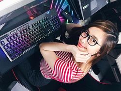 Kenalan dengan Ann, Gamer Cantik Jago Main Tembak-tembakan