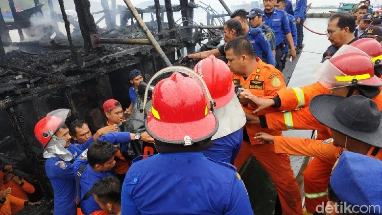 Kebakaran Kapal di Pelabuhan Sibolga, 2 ABK Tewas Kebakaran Kapal di Pelabuhan Sibolga, 2 ABK Tewas