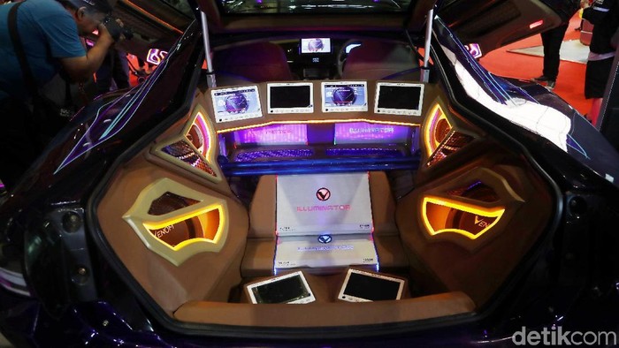 Di pameran IIMS 2019 pengunjung tak hanya bisa menemukan mobil dan motor baru. Aksesori untuk mempercantik tampilan kendaraan turut hadir di pameran itu.