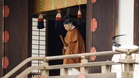 Rencananya prosesi pelepasan takhta Kaisar Akihito akan dilaksanakan sore nanti. Prosesi tersebut akan dimulai di Aula Pinus yang berada di Istana Kekaisaran Jepang. Kyodo via Reuters.