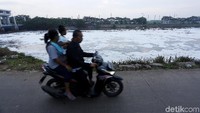 Kepala Suku Dinas Lingkungan Hidup Jakarta Utara juga pernah mengatakan lautan busa di kali berasal dari limbah rumah tangga. Dia menegaskan busa itu bukan berasal dari limbak pabrik.