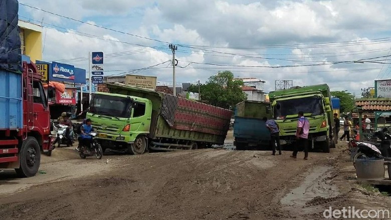 Jalan Lintas Sumatera Palembang-Jambi Makin Rusak, Warga Mengeluh Jalan Lintas Sumatera Palembang-Jambi Makin Rusak, Warga Mengeluh