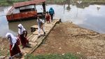Potret Nahkoda Perahu Eretan dari Banjir Kanal Barat