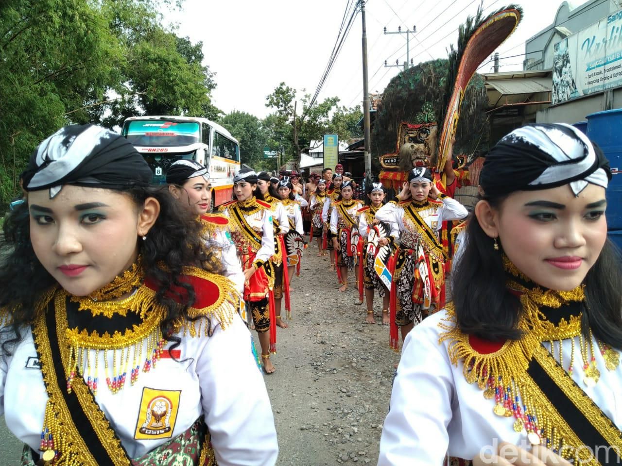 Seniman Ponorogo ini menggelar parade tari untuk memperingati hari tari sedunia. Parade yang diikuti sekitar 60 pelajar itu sukses menyedot perhatian masyarakat.