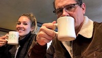 Di usia 51 tahun, Josh masih terlihat prima. Ia sering habiskan waktu bersama istrinya seperti ketika minum kopi. Foto: Instagram joshbrolin