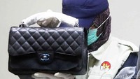 Penyidik KPK menunjukkan salah satu tas yang diamankan dari Sri Wahyumi.