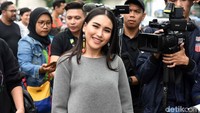 Ayu jadi sorotan usai foto dirinya berbikini di pantai muncul di dunia maya. Pool/Noel/detikFoto.