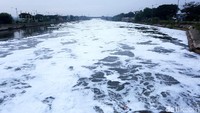 Sebelumnya, tahun 2018 lalu juga Air di kali Banjir Kanal Timur (BKT) Marunda, Jakarta Utara, sempat diselimuti busa tebal akibat limbah rumah tangga yang salah satunya adalah karena penggunaan deterjen.