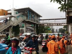 Nenek Terjepit Metro Mini di Mampang Tewas, Dibawa ke RS Fatmawati