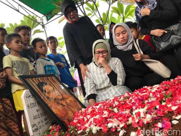 Prosesi Pemakaman Eddy Riwanto, Aktor yang Kerap Jadi Imam Salat