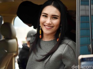 Ayu Ting Ting Ketahuan Pakai Foto Blogger Asing Untuk Promosi Tas