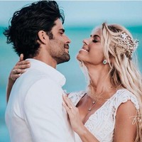 Dia jatuh ke dalam lautan untuk menyelamatkan dua anak anjingnya yang jatuh ke air karena angin. Hanya dia, suaminya dan anak-anak anjingnya di kapal. Jorge lompat ke air untuk menyelamatkannya tapi mereka terpisah dari satu sama lain karena badai. Dia harus berenang tiga jam ke arah pantai untuk bertahan, kata teman dekat Caroline, Can Saad.  Foto: Instagram @cabitten