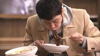 Makan jajangmyeon, mie khas Korea dengan saus chunjang yang pekat dan enak. Yoochun terlihat begitu antusias saat menyantapnya. Foto: Istimewa