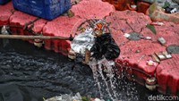 Sampah di Kali Item didominasi oleh sampah plastik.