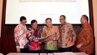 Hadir dalam acara tersebut Direktur Keuangan PNM Tjatur H Priyono, Direktur Utama PNM Arief Mulyadi, Direktur Utama PT Jamkrindo Randi Anto, Direktur Bisnis Penjaminan Jamkrindo Amin Masudi dan EVP Keuangan dan Operasional PNM Sunar Basuki berbincang usai menandatangani perjanjian kerja sama tersebut. Foto: dok. PNM