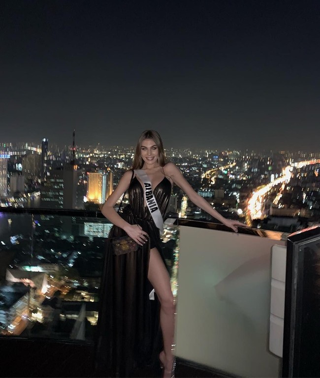 Terjsi Sejdini juga memiliki banyak fans di Thailand saat mengikuti ajang Miss Universe 2018. Begitu banyaknya fans Terjsi sampai-sampai ketika dia akan pulang ke negaranya dan harus membayar kelebihan bagasi, para fans tersebut rela patungan untuknya. Mereka membayari biaya kelebihan bagasi Trejsi yang saat itu mengaku tidak memiliki uang tunai. Foto: Instagram @misstrejsisejdini