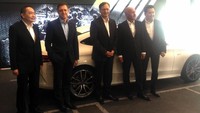 Setiap AMG Performance Center dapat melakukan kontak langsung dengan para ahli AMG, bila mereka memiliki pertanyaan tentang produk atau kemungkinan konfigurasi khusus. Dalam hal layanan pelanggan, bengkel ini memiliki 14 service bay dengan tambahan dua active reception bay.