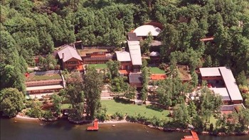 9. Tetangga Bill Gates: Bezos punya rumah di Seattle, berdekatan dengan rumah pendiri Microsoft, Bill Gates. Kediaman itu ia beli senilai USD 10 juta di tahun 1998 dengan las tanah 5,3 hektar. Foto: istimewa