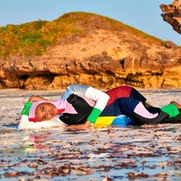 Halima Aden tetap dengan hijabnya, ia memakai burkini di pemotretan majalah Sports Illustrated di Kenya, tempat kelahirannya. Foto: Dok. Yu Tsai/Sports Illustrated Swimsuit