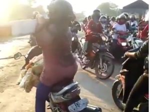Bikin Heboh, Emak-emak Angkat Pintu Perlintasan KA, Eh Malah Jatuh